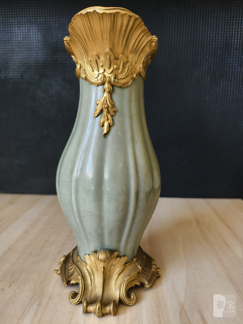 A ribbed porcelain celadon vase in a fine ormolu mount - 图15